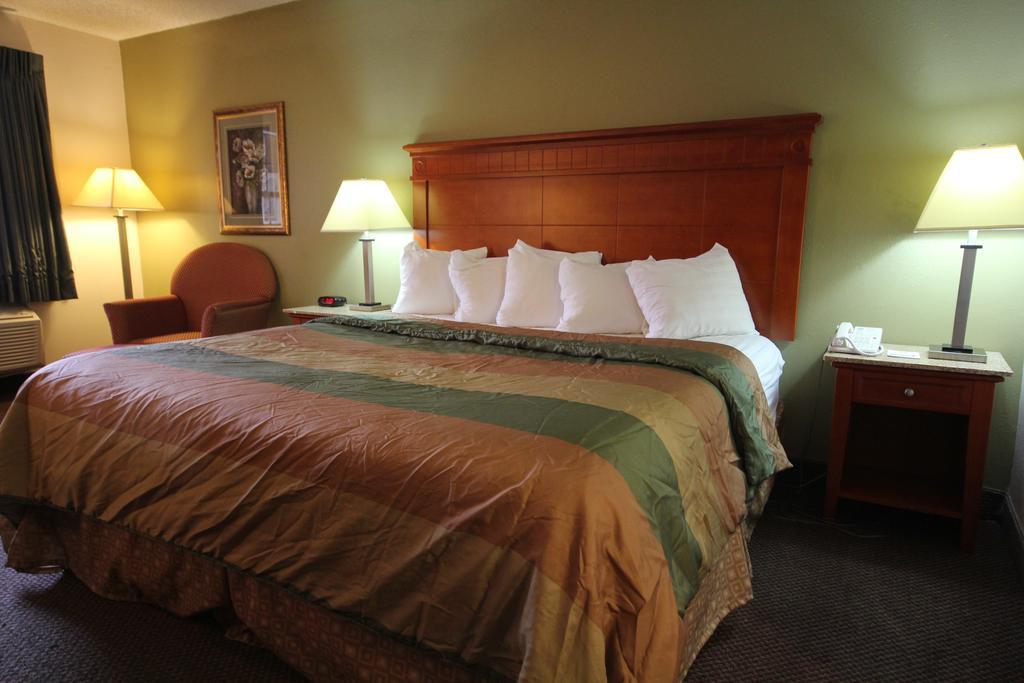 Rodeway Inn & Suites Nashville Room photo